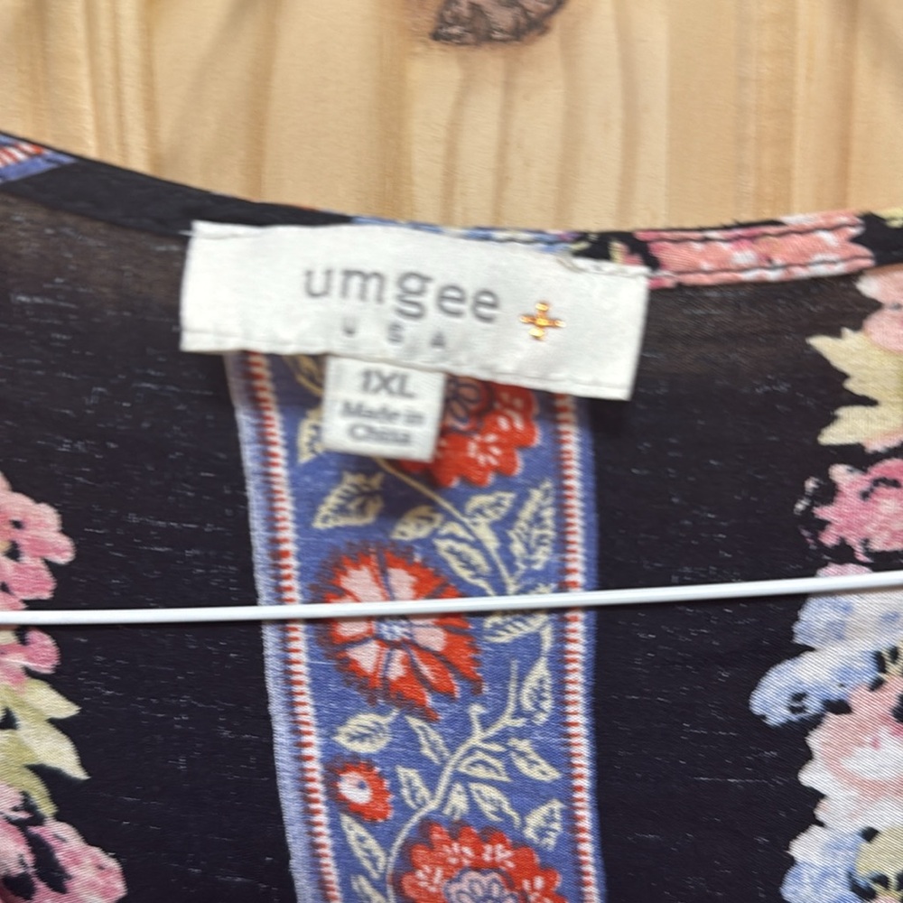 Umgee Long Sleeve Floral Tunic in Blue and Black - Picture 2 of 3